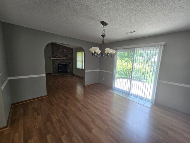 Vista del comedor a la sala de estar - 3700 Falmouth Dr