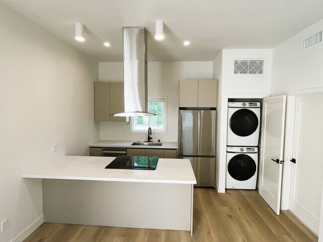 Kitchen / Island / Washer & Dryer - 4621 Pickford St