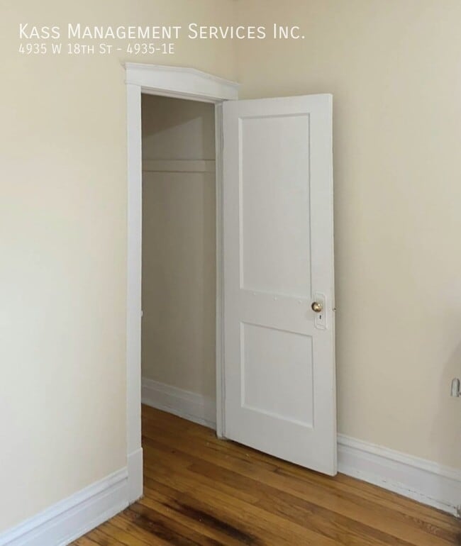 Foto del edificio - 4935 W 18th St