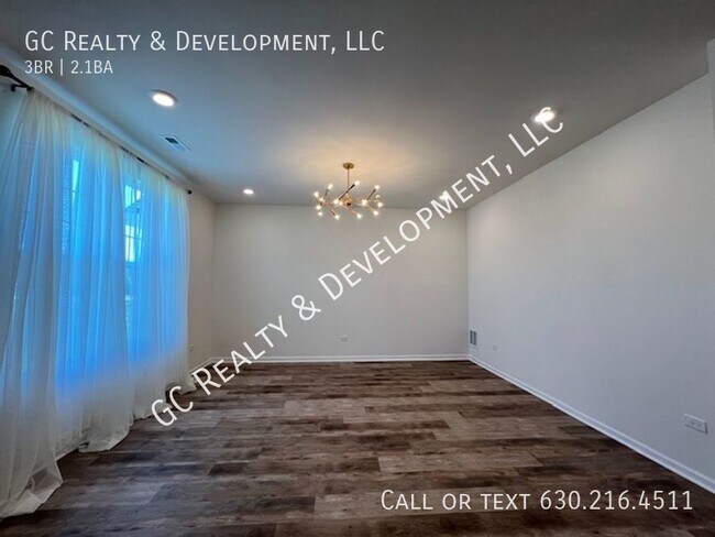 Building Photo - ***3 BDRM / 2.5 BTH / BALCONY / SS APPL IN...