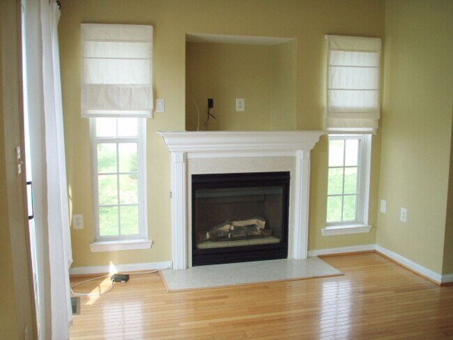 Foto del edificio - Beautiful 3 Bed 2.5 Bath End-Unit Brick To...