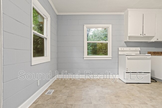 Building Photo - 716 Woodland Rd