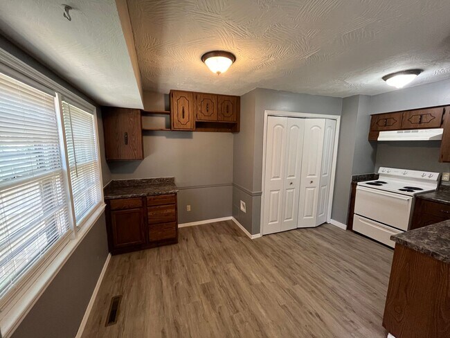 Building Photo - 3 bedroom 1.5 bath Available now!