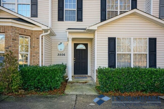 Foto del edificio - Charming 3-Bedroom Townhome with First-Floor Suite & Off-Street Parking – Near Capital Blvd & I-440