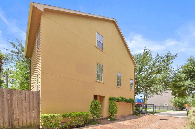 Foto del edificio - Gated Serenity Just Steps from Downtown