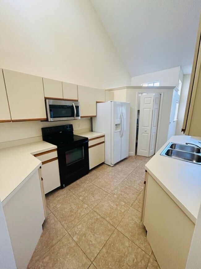 Building Photo - 2 Bed 2 Bath Gated Condo in Heathrow, FL! ...