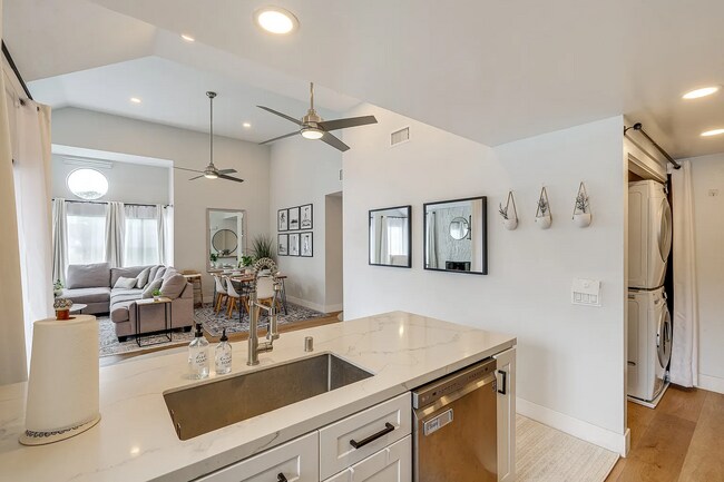 Building Photo - 532 Via De La Valle