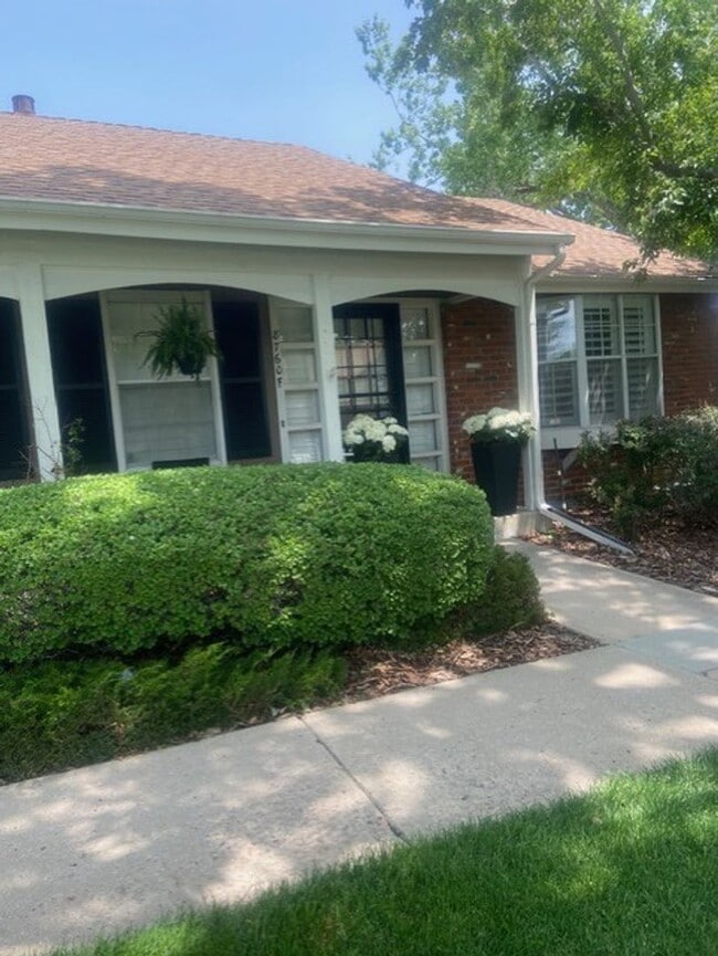 Building Photo - Call this gorgeous townhome yours! 2 master bedrooms with detached 2 car garage in Cherry Creek M...