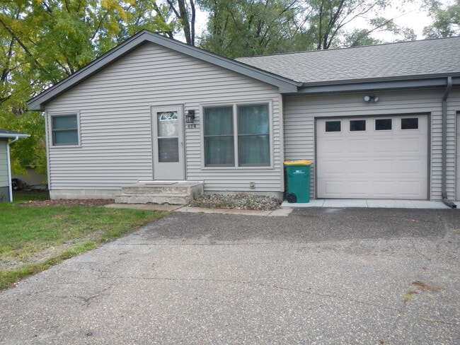 Building Photo - 2 Bedroom 1.5 Bathroom duplex in Hudson
