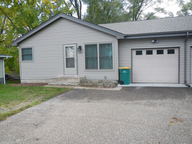 Foto del edificio - 2 Bedroom 1.5 Bathroom duplex in Hudson