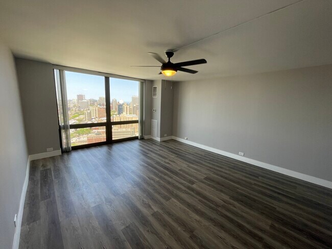 Building Photo - 2650 N Lakeview Ave