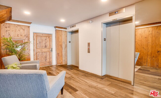 Foto del edificio - 532 N Rossmore Ave