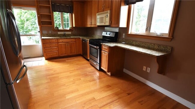 Building Photo - 65 Elm St