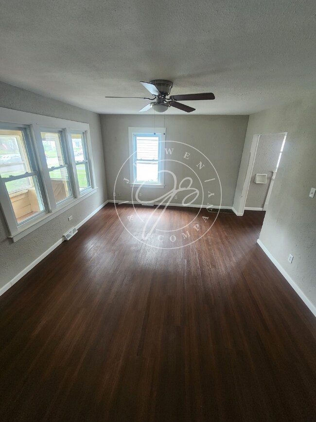 Building Photo - 3 bed 1.5 bath in Library Village-West Tol...