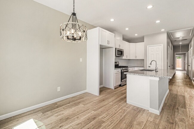 Building Photo - 4645 Larkspur St