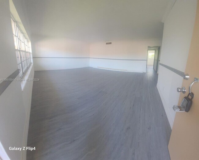 Building Photo - 11855 NE 19th Dr