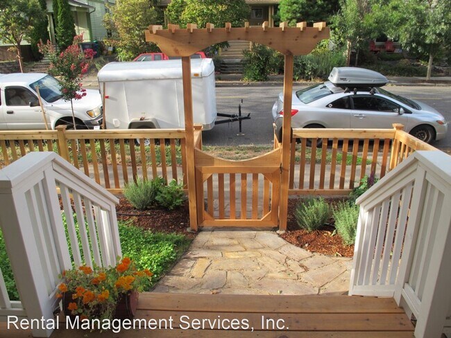 Foto del edificio - 3 br, 1.5 bath House - 66 NE Skidmore Ave