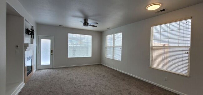 Foto del edificio - Beautiful, newer 3 bed 2 bath house gated ...