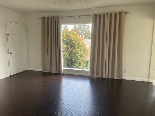 Sala de estar - 8991 Burke Ave