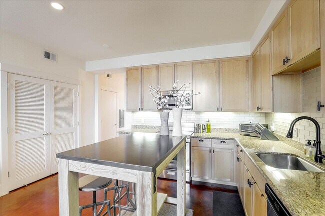 Building Photo - Modern Condo at The Lofts on The Alameda