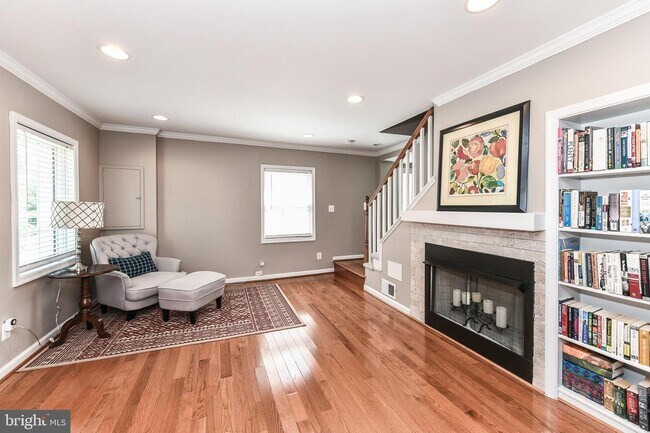 Building Photo - 1033 S Edison St