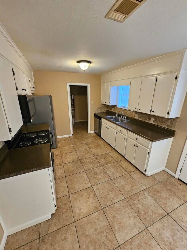 Building Photo - 28 Pheasant Run Dr