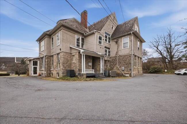 Building Photo - 825 Delaware Ave