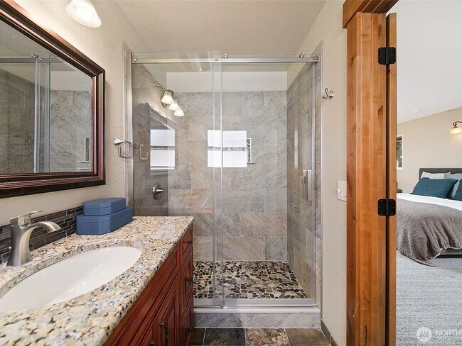 Building Photo - Luxury Home with Views, Maintained Pool and Yard. 5Bed, 3 Bath Great Location