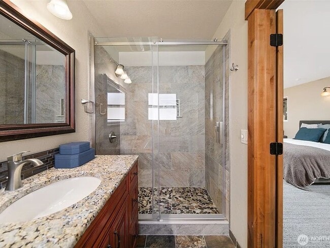 Foto del edificio - Luxury Home with Views, Maintained Pool and Yard. 5Bed, 3 Bath Great Location