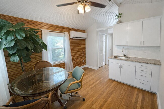 Foto del edificio - 3502 E 12th St