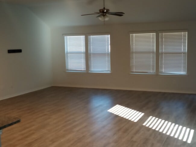 Foto del edificio - 10128 Boxelder Dr