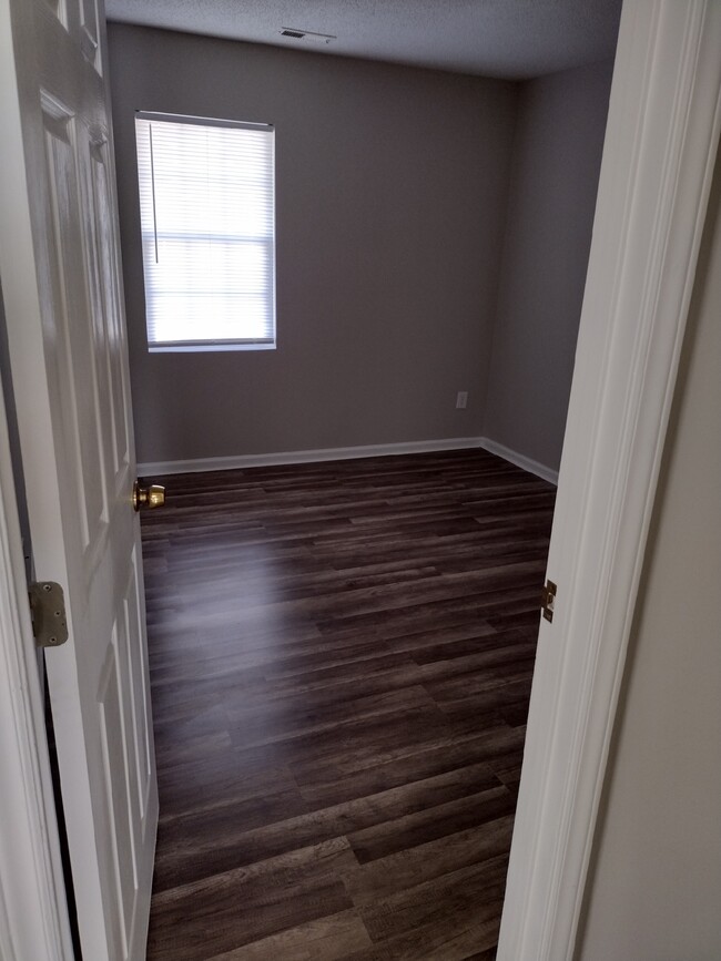 Building Photo - 304 Freedom Dr