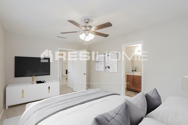 Building Photo - 9412 Pinehaven Drive