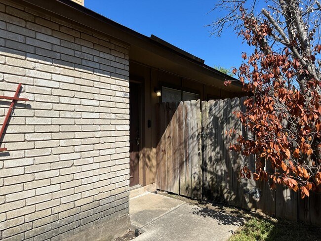 Foto del edificio - 9933 Ardash Ln