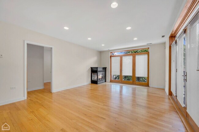 Foto del edificio - 2064 N California Ave