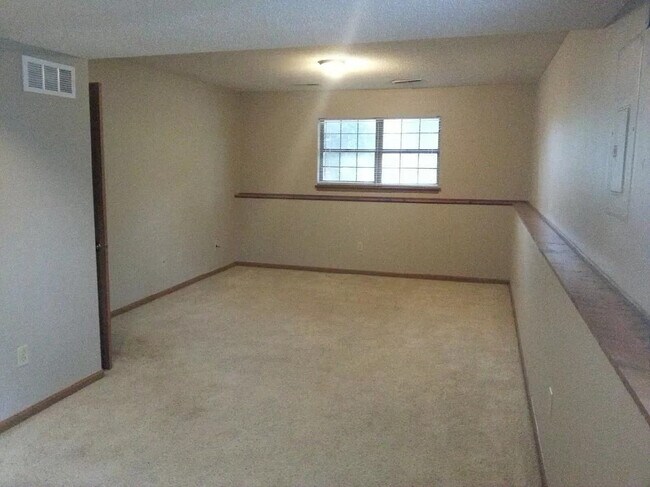 Family room - 910 Remington Dr
