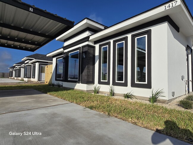 Building Photo - 1420 S Xanthia St