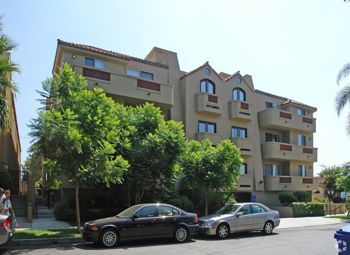 Building Photo - 822 N Croft Ave