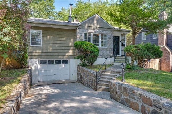 Ranch-style residence offers 3 bedrooms an... - Ranch-style residence offers 3 bedrooms an... House