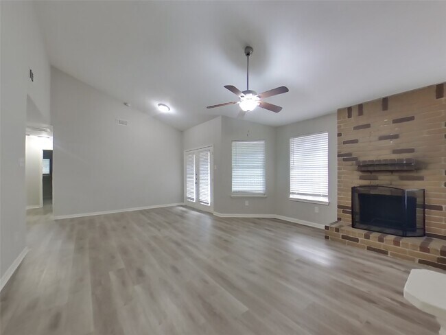 Foto del edificio - 14202 Clear Forest Dr
