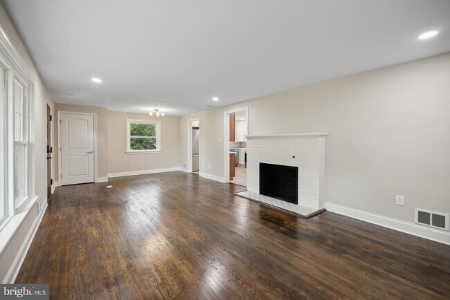 Building Photo - 6712 Benson Dr
