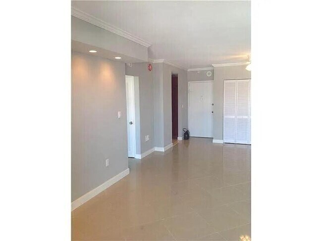 Building Photo - 400 Kings Point Dr