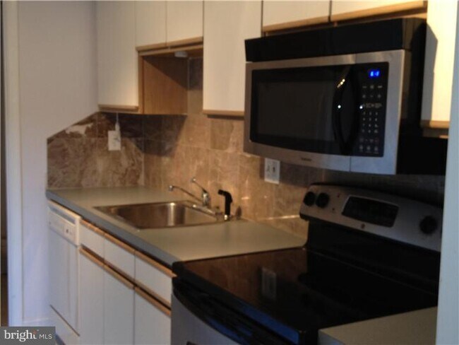 Building Photo - 3154 Sheffield Pl