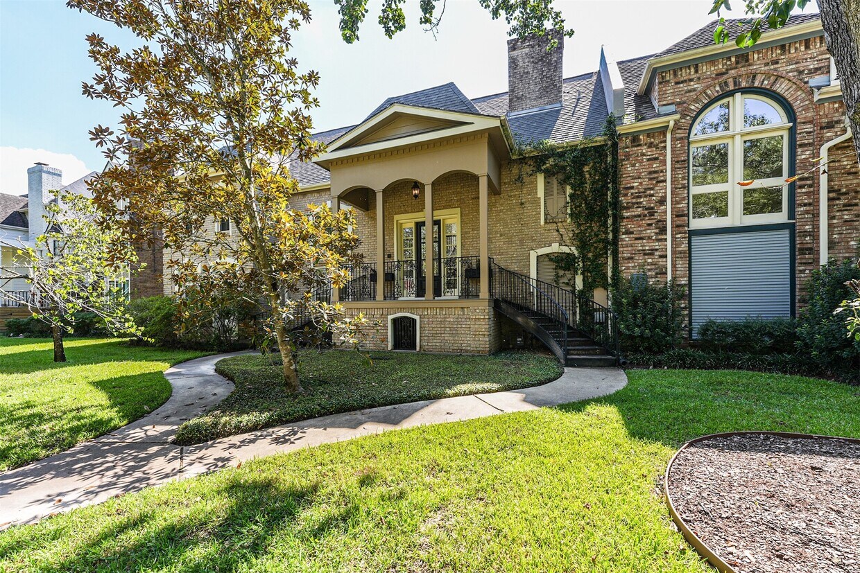Primary Photo - 207 Victoria Way