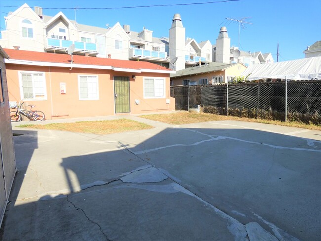 Building Photo - 1119 Rose Ave