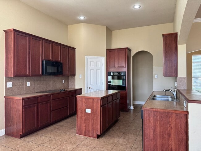 Foto del edificio - Beautiful 4 Bed/3 Bath Home For Lease In Z...