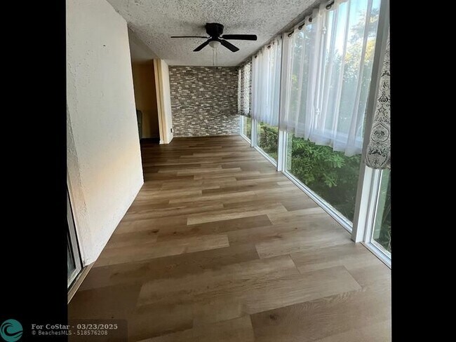 Foto del edificio - 7320 Lake Cir Dr