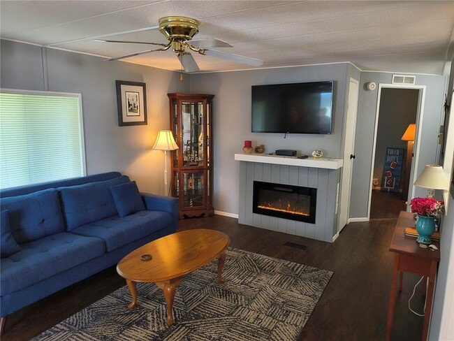 Building Photo - 501 Longwood Dr