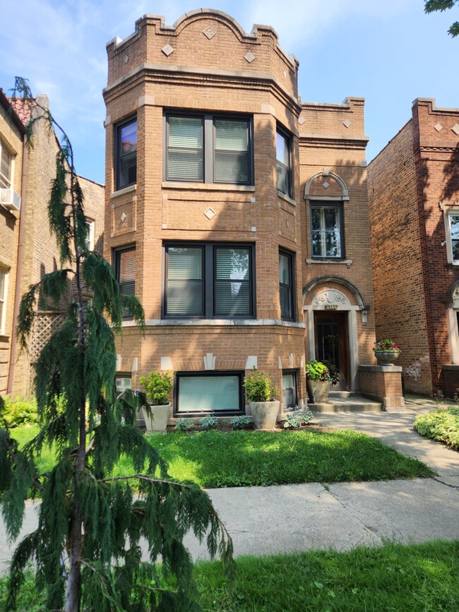 Building Photo - 5749 N Campbell Ave