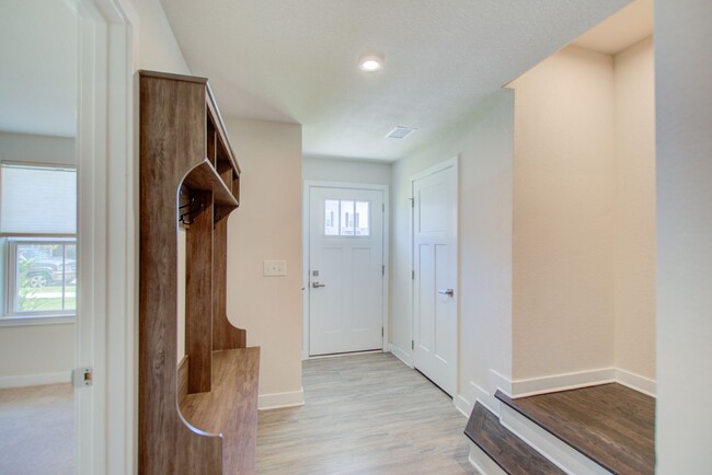 Building Photo - 4 Bedroom, 3.5 Bath End Unit Townhome In S...